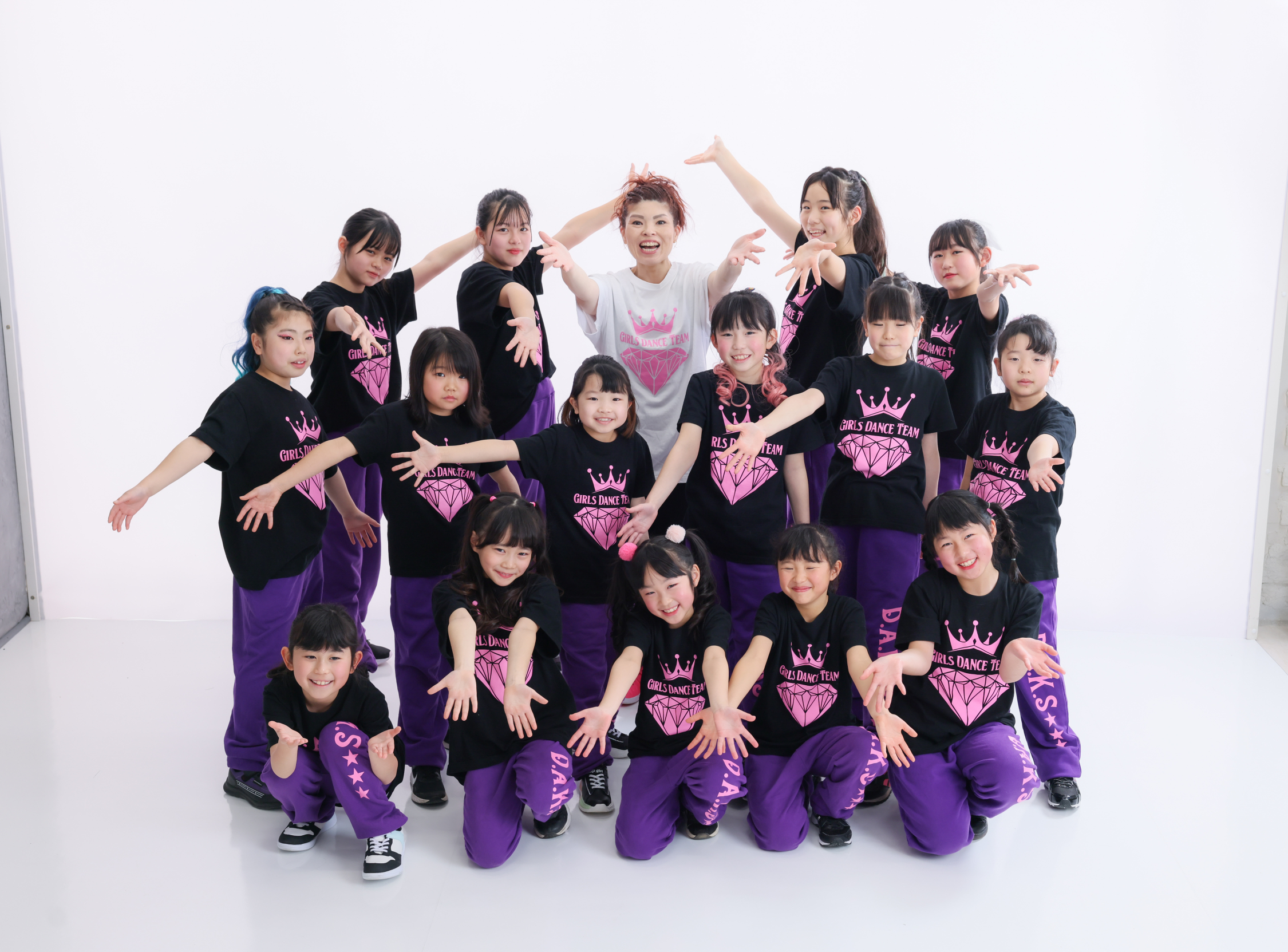 生徒がダイナミックなダンスポーズを決めている写真